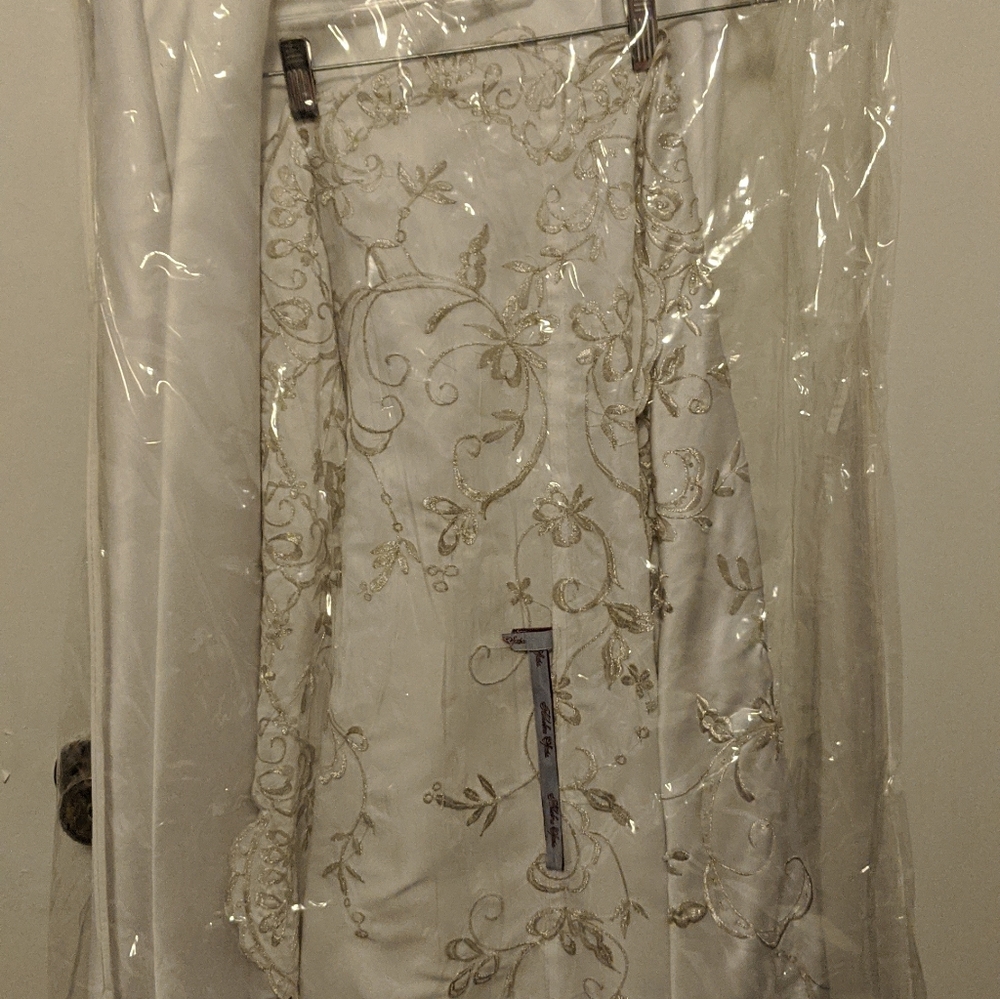 Wedding Dress with train,shoes,boquet - Picture 4 of 4